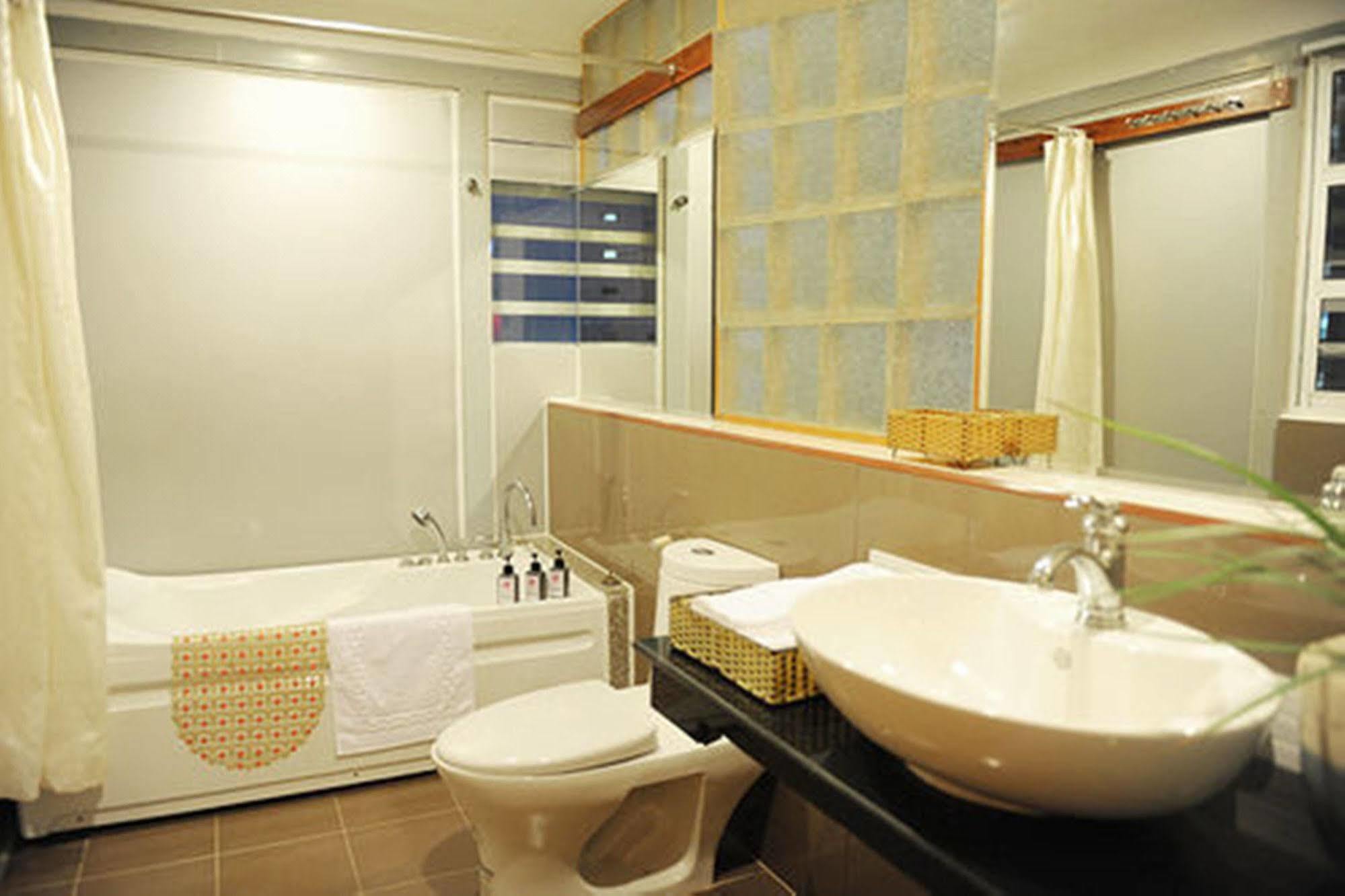 Thuy Sakura Hotel & Serviced Apartment Хошимин Экстерьер фото